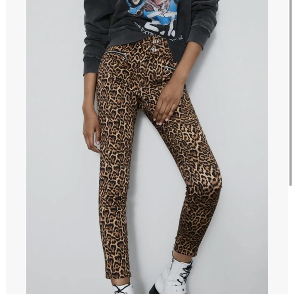 Zara Pants - (NWT) Zara Leopard Print midrise skinny pants size 6